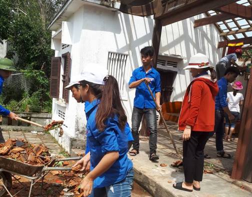 ĐVTN huyện Nghi Xuân giúp các hộ dân xã Xuân Phổ thu dọn, khắc phục hậu quả bão số 10
